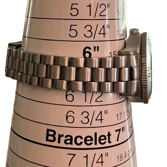 Vintage 90’s Wenger Swiss Military Round White Silver tone Ladies Watch Working - Picture 9 of 9